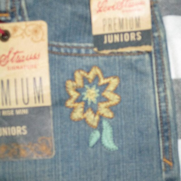 Levi's VIntage look embroidered flower Demin mini skirt button fly - Picture 2 of 5
